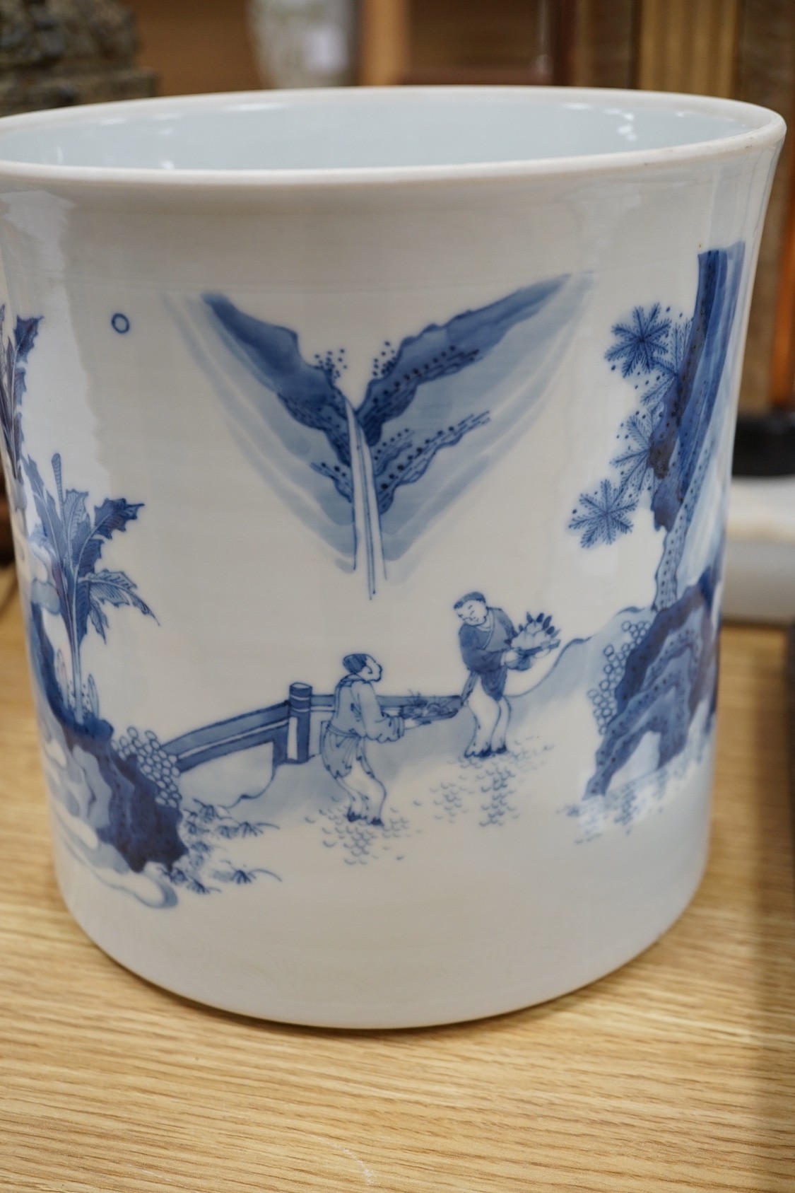 A large Chinese blue and white brushpot, 20.5 cms high